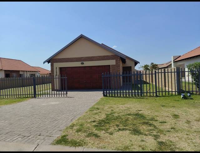 3 BEDROOM TOWNHOUSE FOR SALE IN WATERKLOOF AH